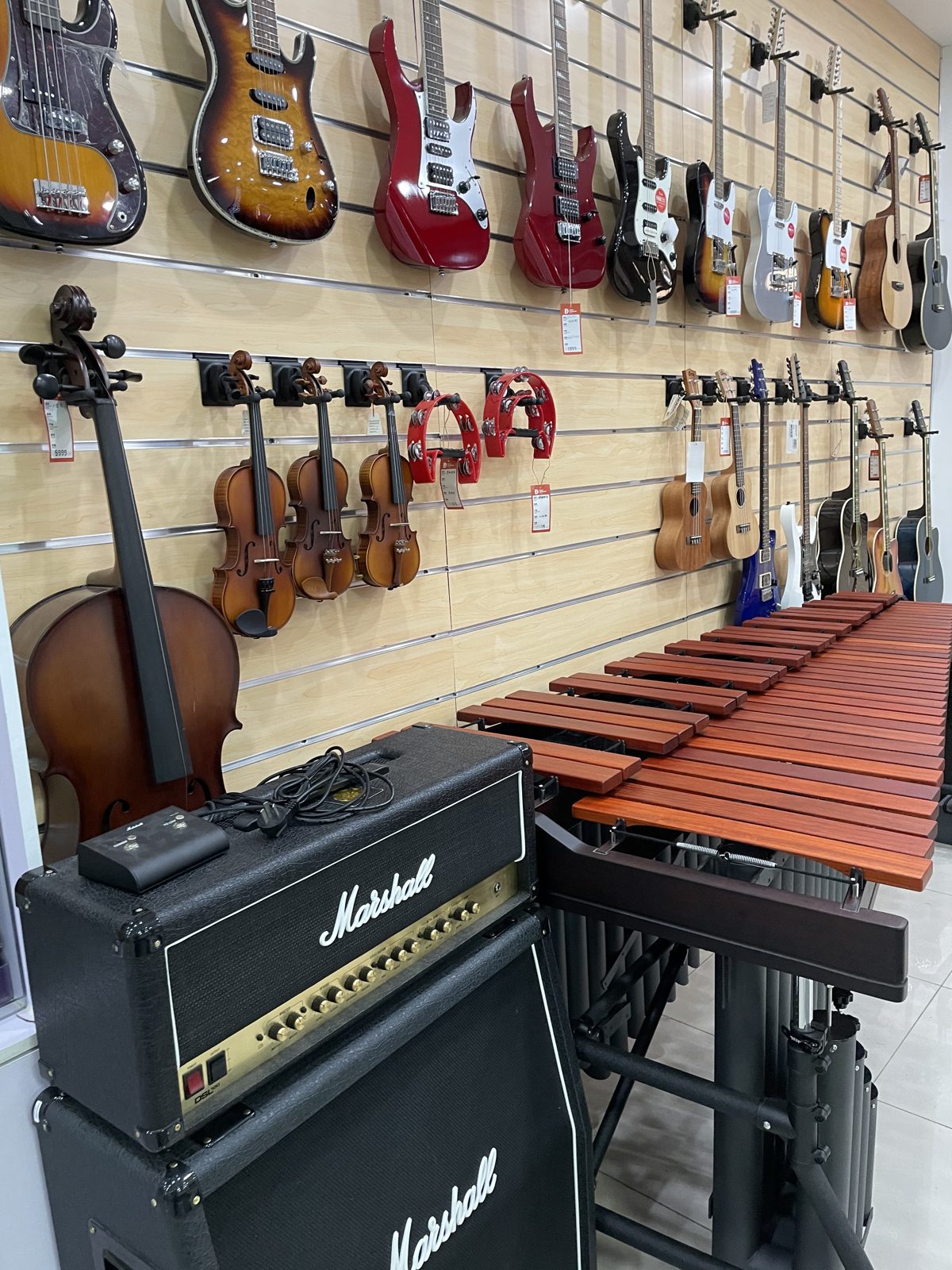 乐队合奏区:电吉他、电贝斯、提琴、马林巴、Marshall 音箱